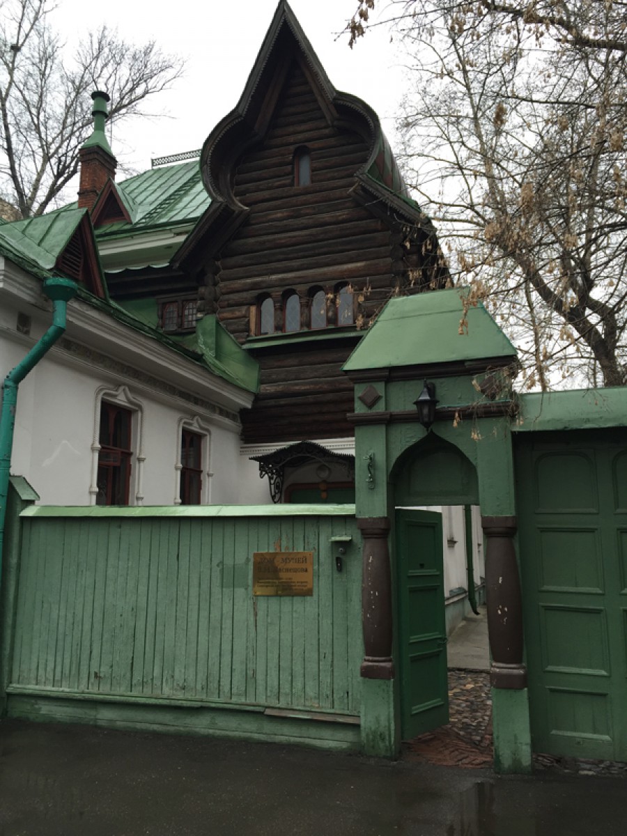 Het huis van gebroeders Vasnetsova, schilder en timmerman, was vroeger een ontmoetingsplaats voor kunstenaars en intellectuelen. 